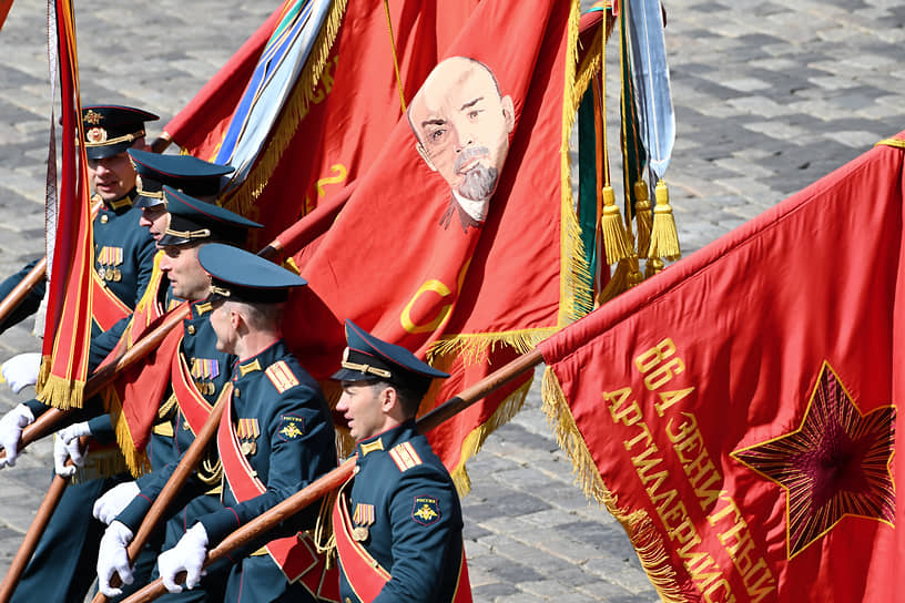 Парад начался с выноса на Красную площадь флага России и Знамени Победы