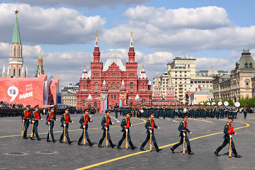 Всего в параде на Красной площади приняли участие свыше десяти тысяч человек и свыше 120 единиц вооружения и военной техники