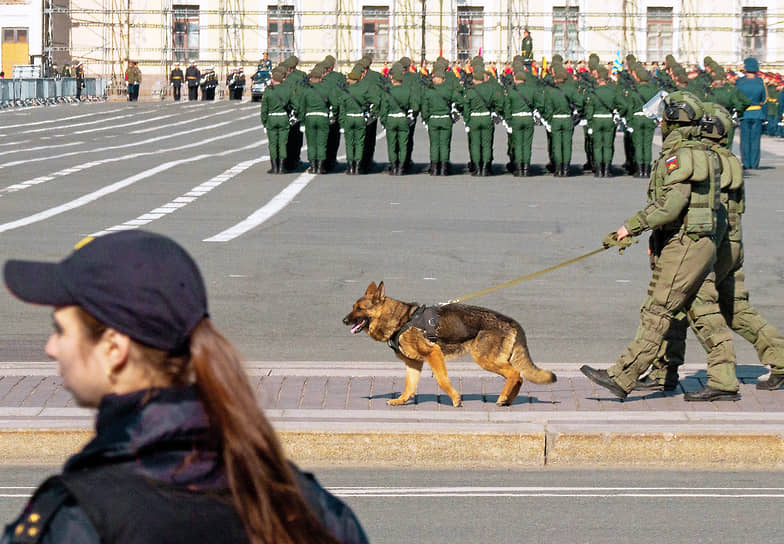 Репетиция военного парада на Дворцовой площади в Санкт-Петербурге