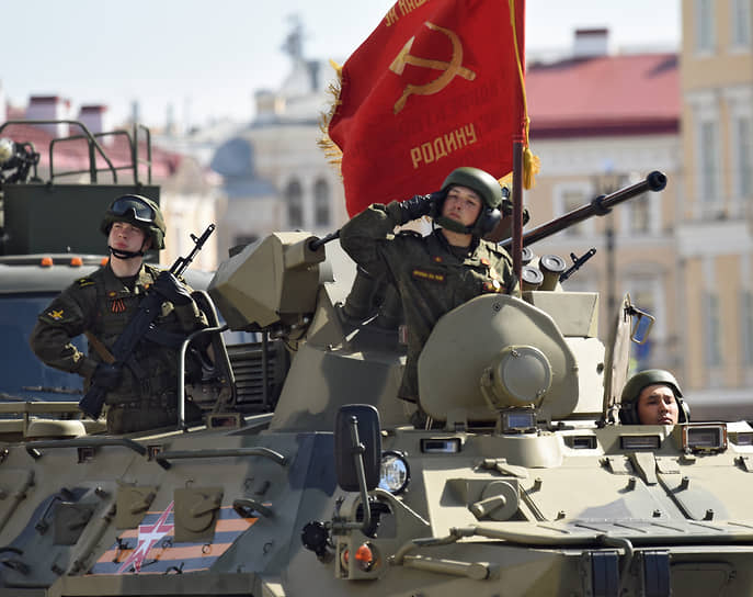 Прохождение военной техники на параде в Санкт-Петербурге