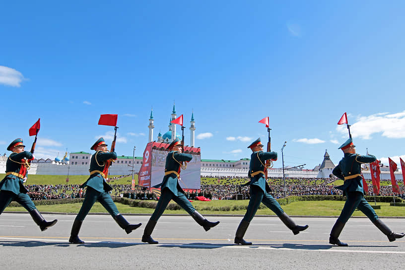 Военнослужащие на параде в Казани
