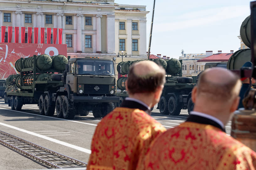 Проезд военной техники на параде в Санкт-Петербурге