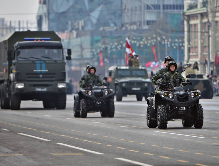 Прохождение военное техники на параде в Новосибирске 