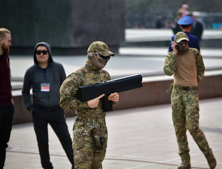 Военнослужащий с оружием против беспилотников на параде в Новосибирске