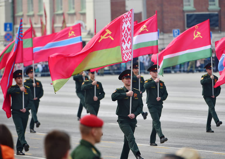 Военнослужащие на параде в Новосибирске