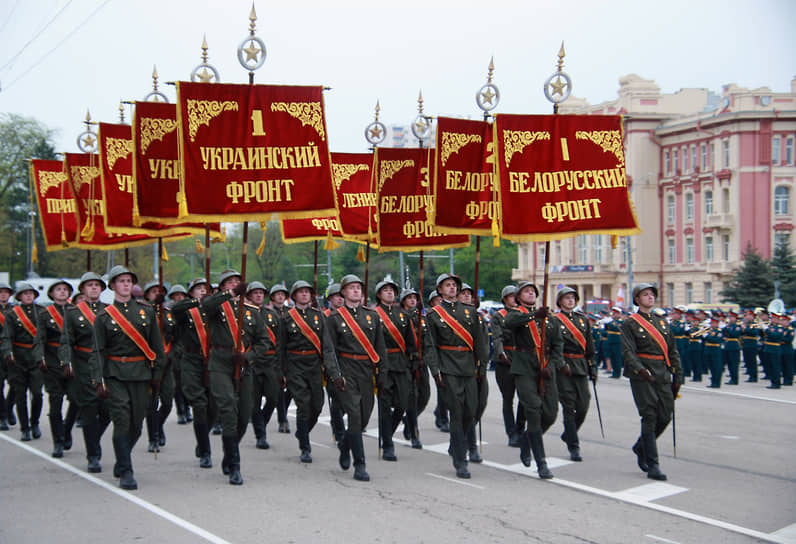 Пеший расчет на параде в Ростове-на-Дону