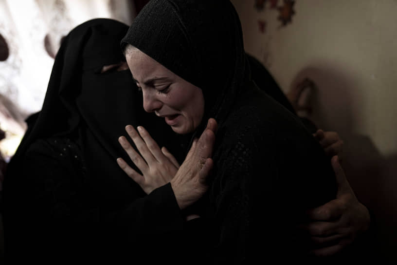 Сектор Газа. Женщины плачут на похоронах одного из командиров радикальной группировки «Исламский джихад»  (признана в РФ террористическим и запрещена) Али Хасан Гали, убитого в результате израильского авиаудара