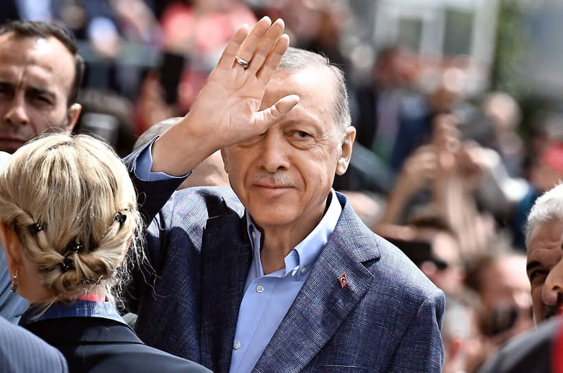 Президент Турции Реджеп Тайип Эрдоган у избирательного участка 