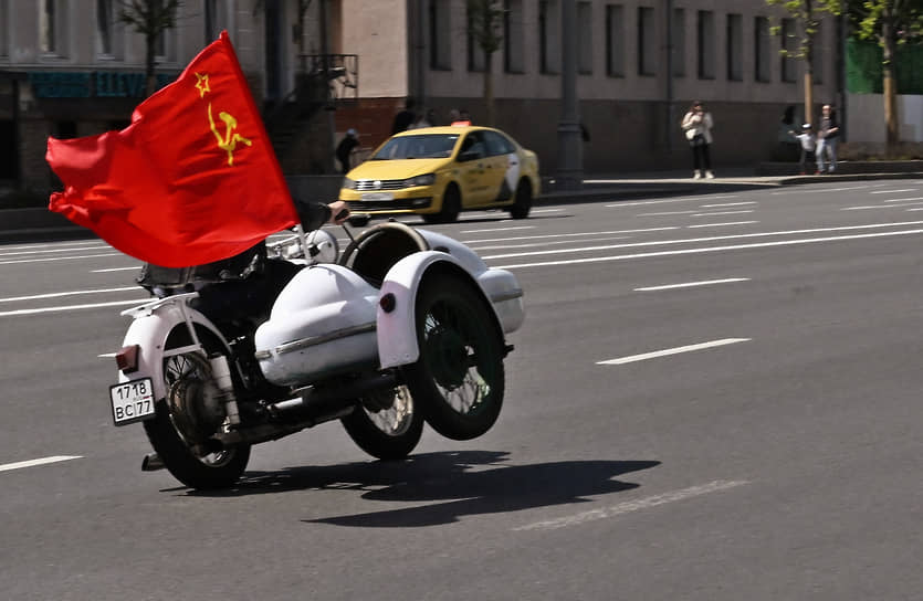 Участник мотопарада с флагом СССР