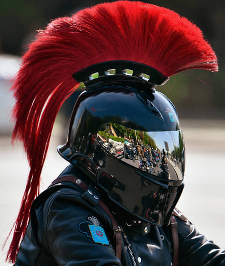 Участник мотопарада в шлеме с гребнем