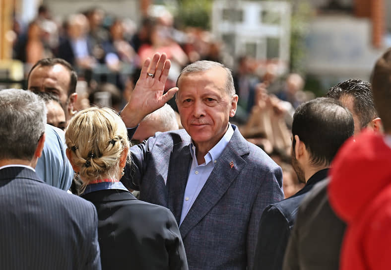 Действующий президент Турции Реджеп Тайип Эрдоган (на фото) набрал 49,35% голосов в первом туре по итогам подсчета 100% бюллетеней внутри страны