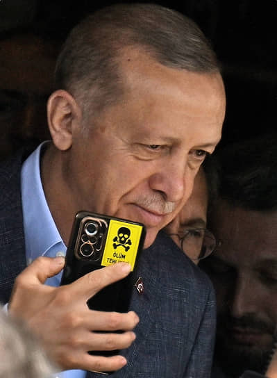 Действующий президент Турции Реджеп Тайип Эрдоган на избирательном участке в Стамбуле перед голосованием