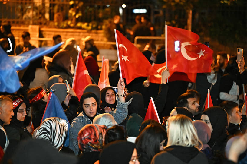 Стихийный митинг в Стамбуле после голосования