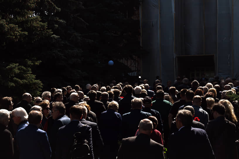 Эдуарда Сагалаева похоронили на аллее журналистов Троекуровского кладбища