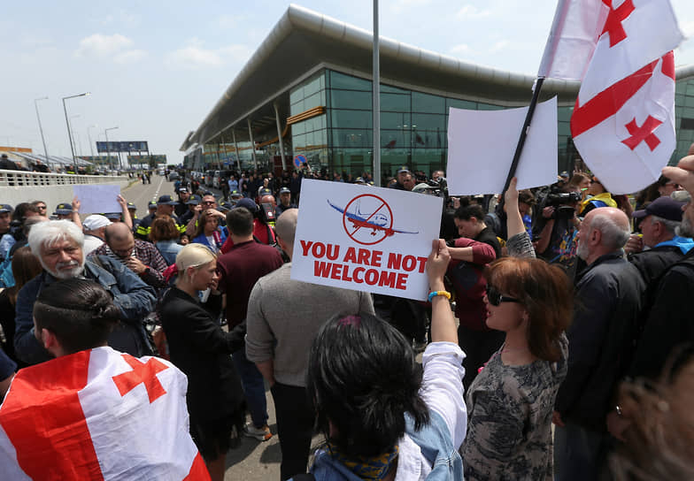 Люди, митингующие возле аэропорта