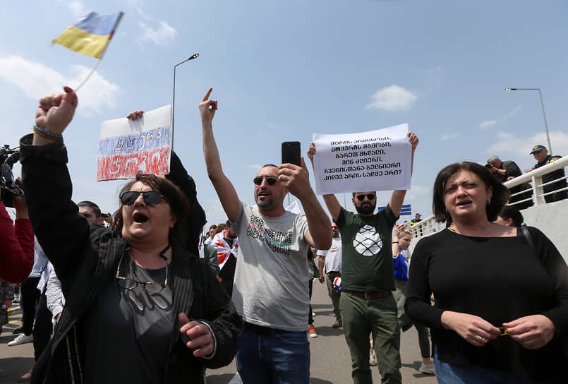 Люди, митингующие возле аэропорта