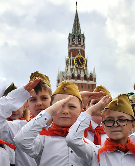 Церемония посвящения школьников в пионеры