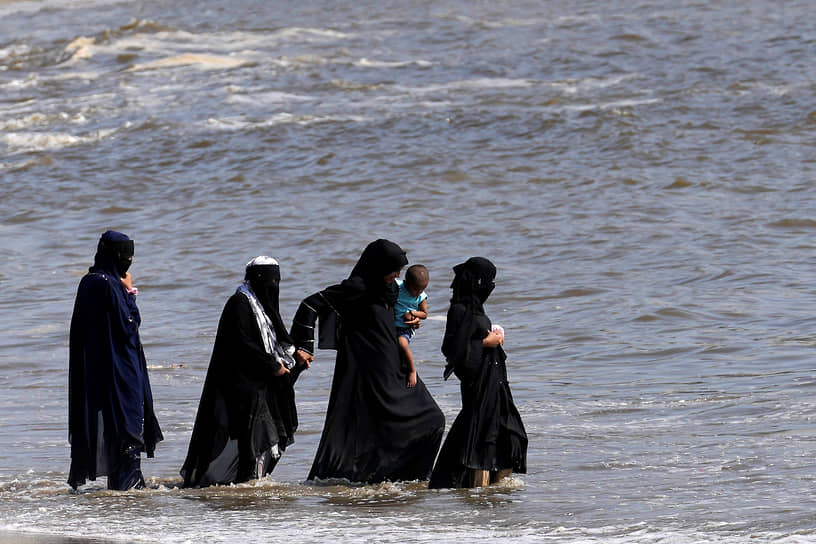 Мумбаи, Индия. Мусульманки на пляже Аравийского моря