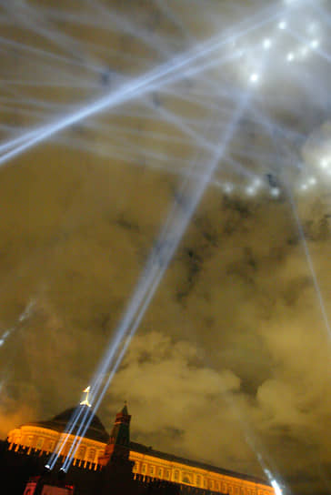 Во время шоу небо Москвы бороздили десятки световых лучей