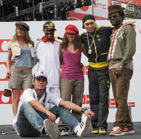 Певец Дима Билан (сидит), участники группы The Black Eyed Peas и Шакира (в центре)