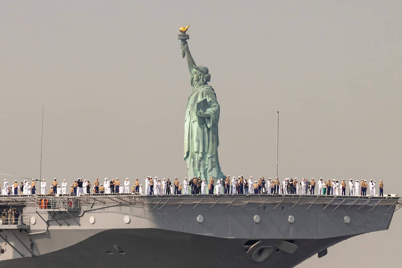 Нью-Йорк, США. Моряки и морские пехотинцы на палубе корабля USS Wasp, проплывающего мимо статуи Свободы на праздновании Недели флота
