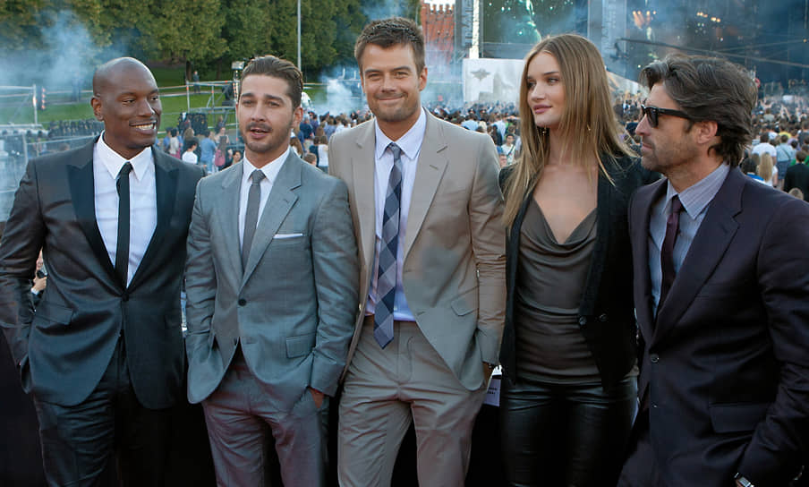 Слева направо: актеры Тайриз Гибсон, Шайа Лабаф, Джош Дюамель, Рози Хантингтон-Уайтли и Патрик Демпси на концерте Linkin Park