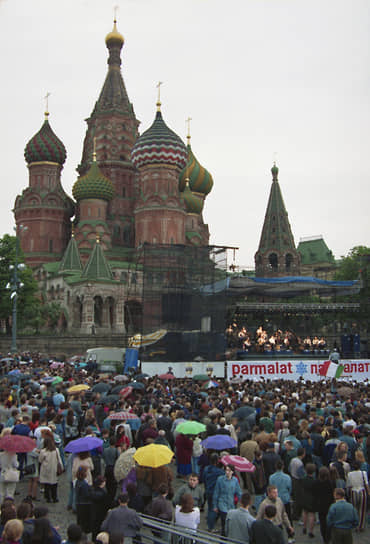 Концерт Ренцо Арборе длился более двух часов при участии зрителей, активно плясавших под зонтами