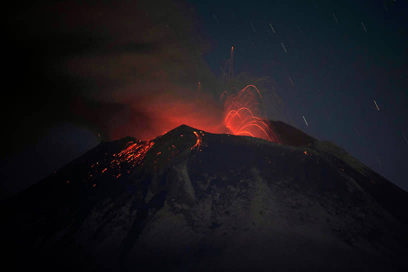 Сантьяго-Халицинтла, Мексика. Извержение вулкана Попокатепетль