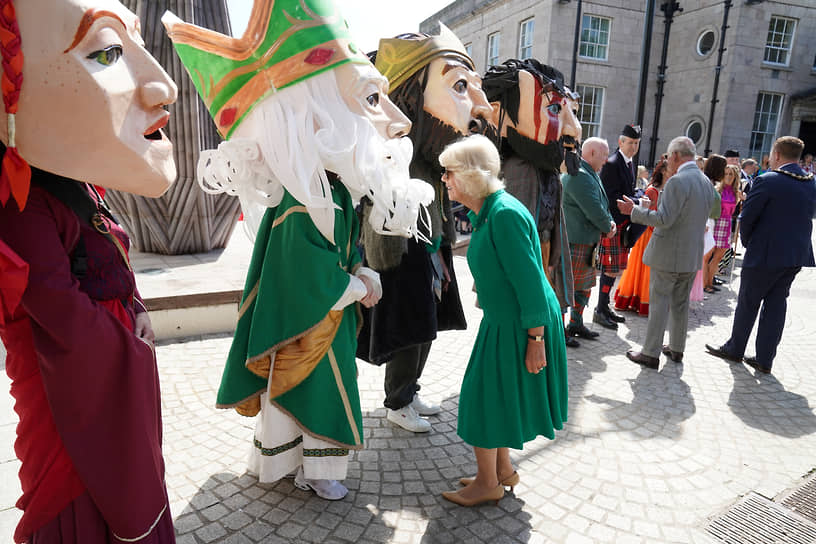 Арма, Северная Ирландия. Королева Камилла рассматривает ростовую куклу на Театральной площади