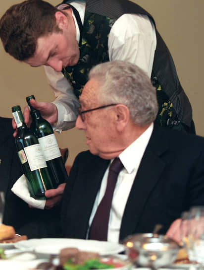 Бывший Государственный секретарь США Генри Киссинджер на ужине в его честь в московской гостинице «Националь». 2001 год