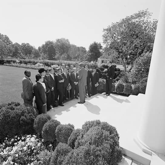Президент Дж. Ф. Кеннеди на встрече с участниками «киссинджеровского»  Гарвардского международного семинара. 1962 год