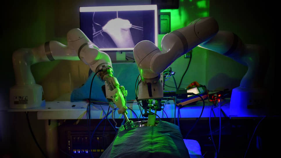 Тестирование робота Smart Tissue Autonomous Robot в Университете Джона Хопкинса