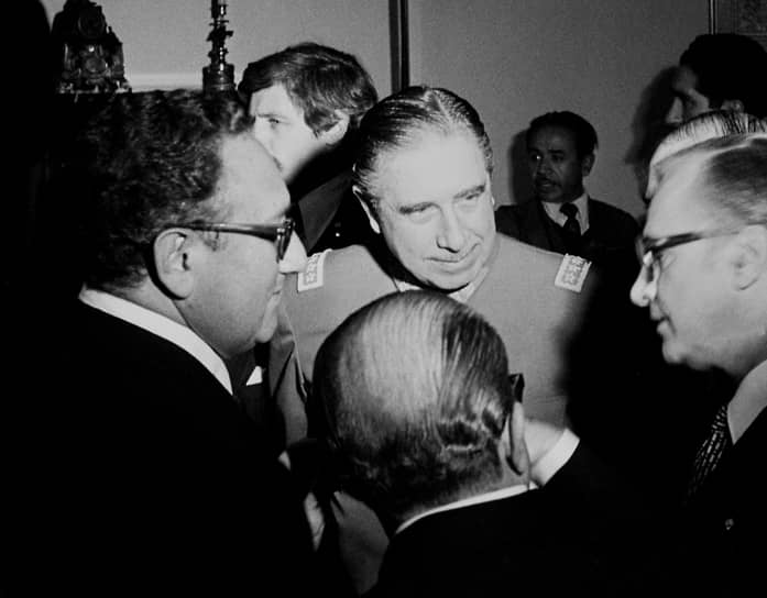 В 1976 году Киссинджер (на фото слева) сказал главе чилийской военной хунты генералу Пиночету (на фото в центре): «Мы хотим помочь, а не помешать вам. Вы оказали большую услугу Западу, свергнув Альенде»