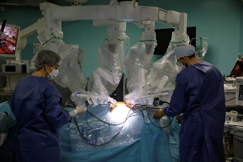 Бригада хирургов во время операции по имплантации шунта с использованием робота da Vinci