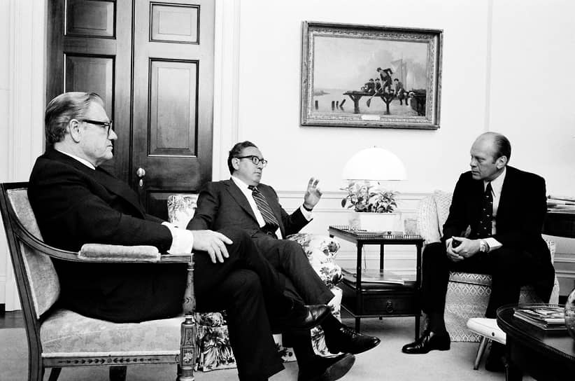 Вице-президент Нельсон Рокфеллер, госсекретарь США Генри Киссинджер и президент Джеральд Форд в Белом доме. 1974 год