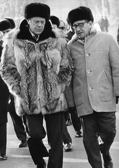 Президент США Джеральд Форд и госсекретарь Генри Киссинджер (слева) во Владивостоке после советско-американских переговоров о дальнейшем ограничении стратегических наступательных вооружений. 24 ноября 1974 года