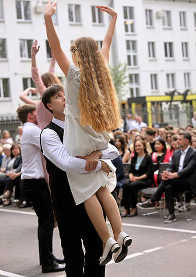 Москва. Школьники танцуют на праздновании последнего звонка