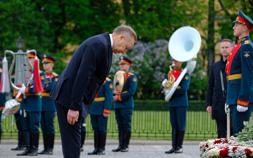 Губернатор Санкт-Петербурга Александр Беглов на церемонии возложения цветов к памятнику Петру I
