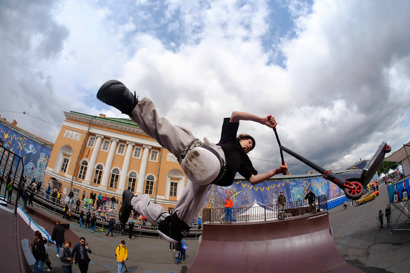 Соревнования любителей скейтбординга и самокатного спорта на Конюшенной площади