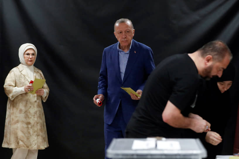 Президент Турции Реджеп Тайип Эрдоган и его супруга Эмине Эрдоган (слева) на избирательном участке