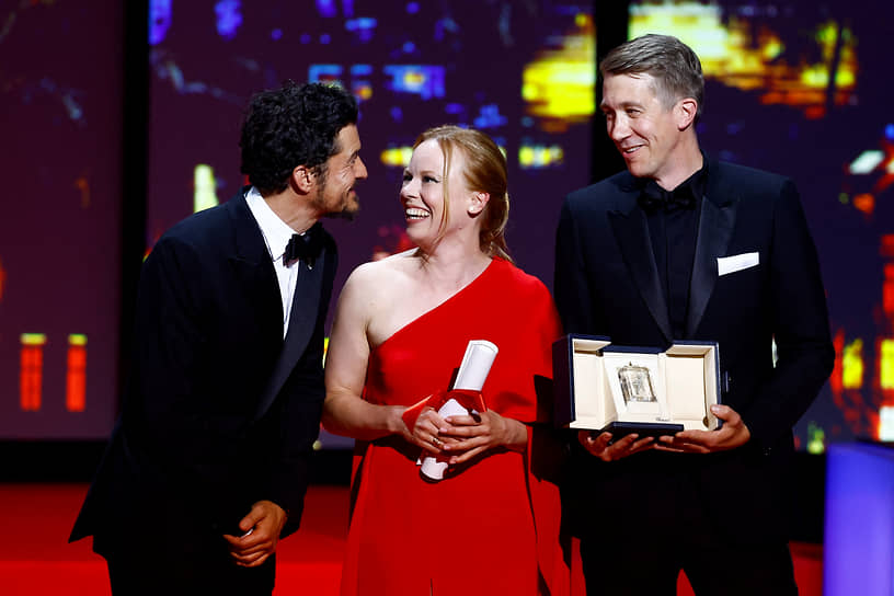 Орландо Блум (слева) вручает приз жюри актерам Альме Пойсти и Юсси Ватанену за фильм Аки Каурисмяки «Опавшие листья»