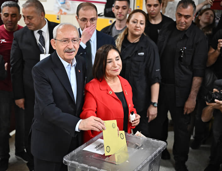 Кандидат от оппозиции — лидер Республиканской народной партии Турции Кемаль Кылычдароглу (в центре) и его супруга Селви во время голосования