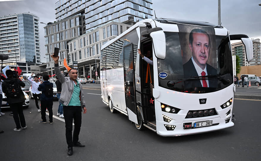 Портрет действующего президента Турции Реджепа Тайипа Эрдогана на автобусе