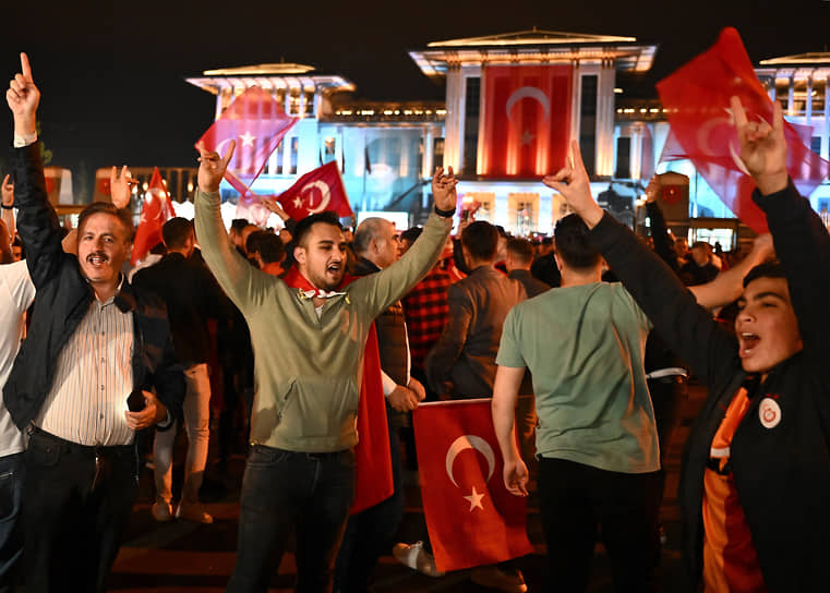 Люди с флагами Турции возле президентского дворца