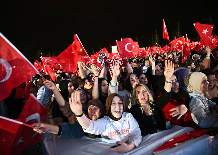 Митинга сторонников Реджепа Тайипа Эрдогана на площади у президентского дворца