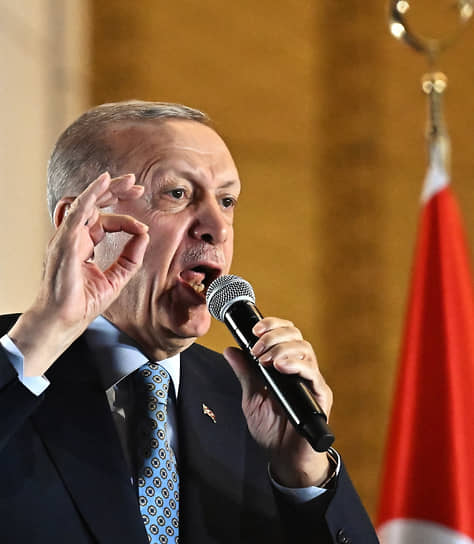 Реджеп Тайип Эрдоган выступает на митинге своих сторонников на площади у президентского дворца