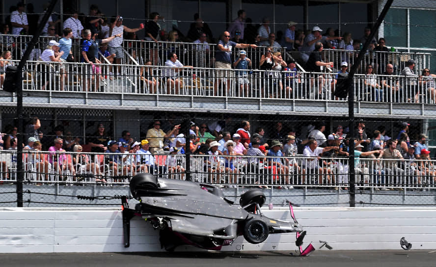 Индианаполис, США. Болид Andretti Autosport врезается в ограждение во время гонки «Инди-500»