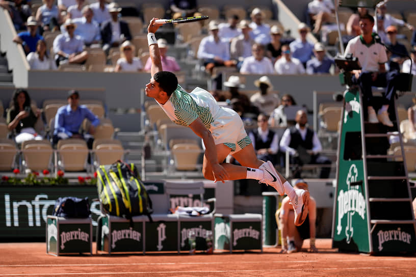 Париж. Испанский теннисист Карлос Алькарас отбивает мяч японца Таро Даниэля в матче второго круга Открытого чемпионата Франции
