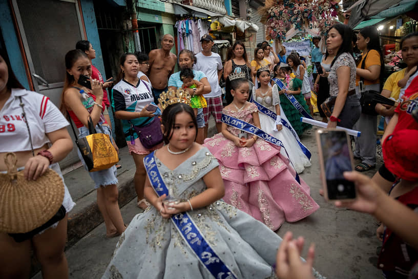 Манила, Филиппины. Девочки участвуют в параде Сантакрузан — традиционном религиозно-историческом конкурсе красоты