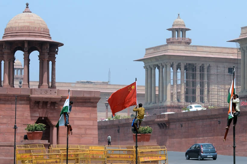 Флаги Индии и Китая перед зданием Секретариата Индии в Нью-Дели 